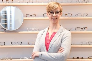 Lara Tilleke in ihrem Landengeschäft Brillenliebe in Bielefeld